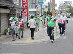 商店街清掃活動の様子