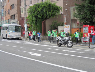 歩道の清掃活動の様子