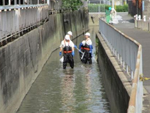 工場周辺の川清掃②