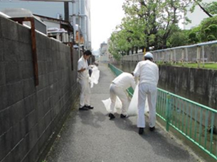 河岸での清掃活動