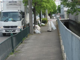 工場周辺の道路清掃